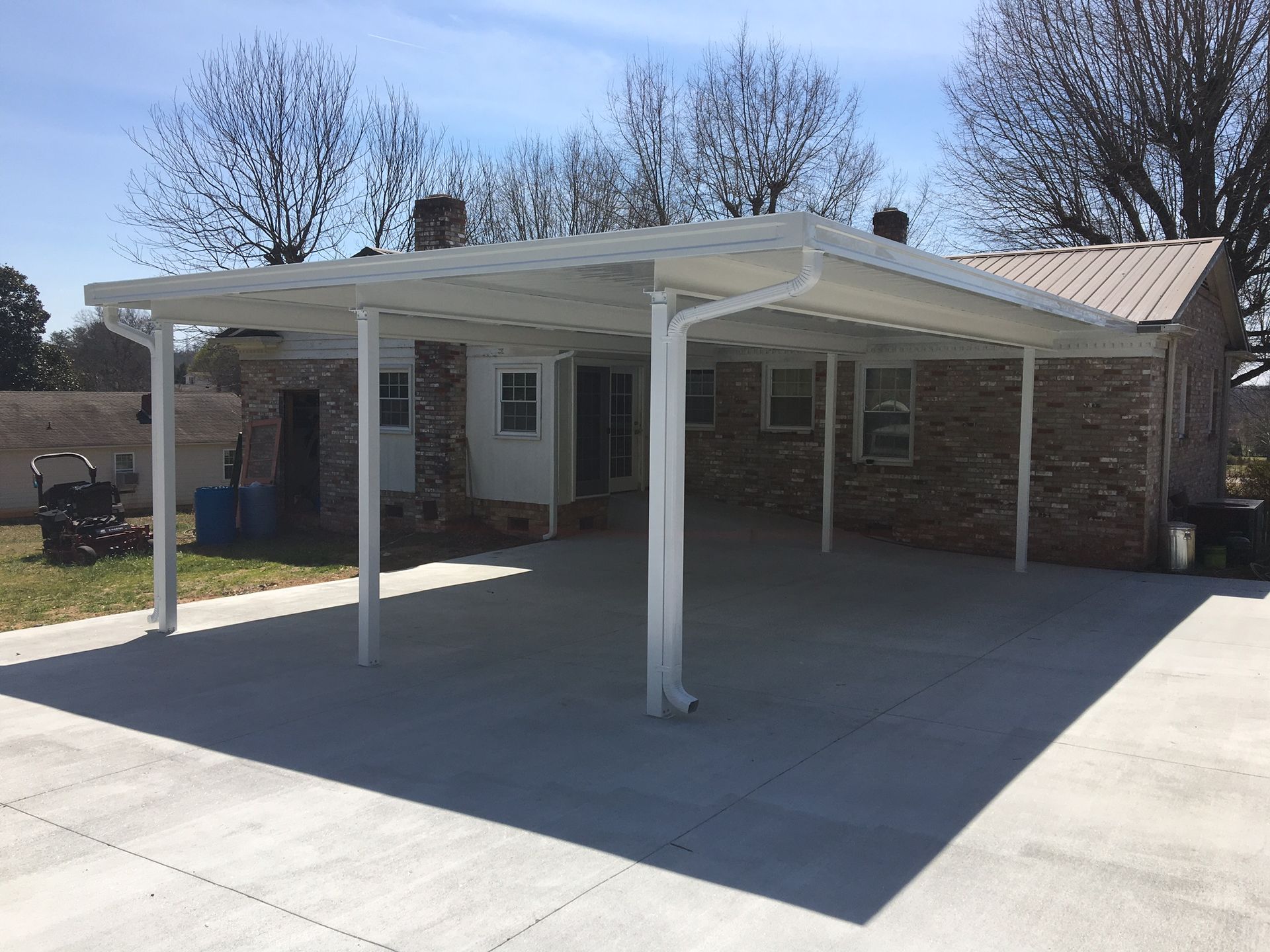 Aluminum car port in white