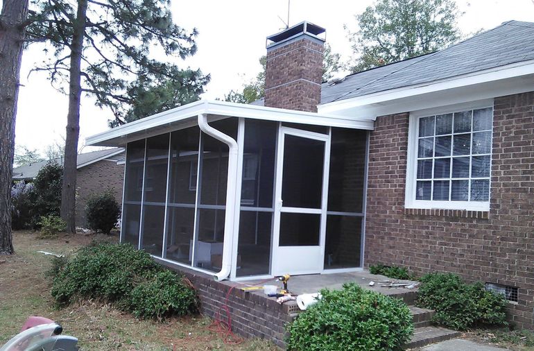 Aluminum screen enclosure with chair rail