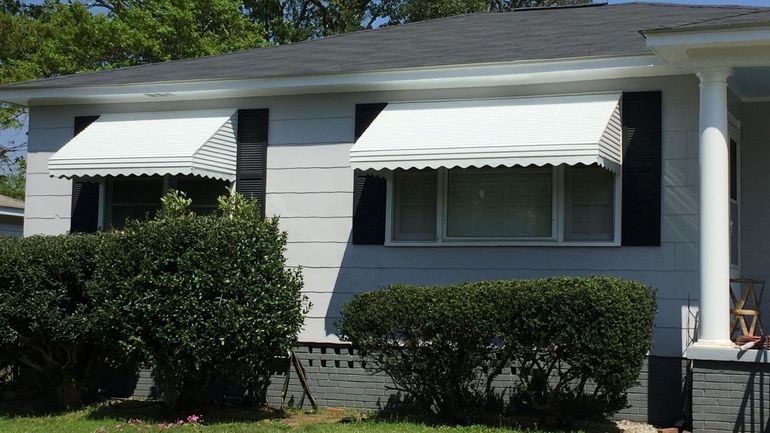 Screened porch in white aluminum with pickets