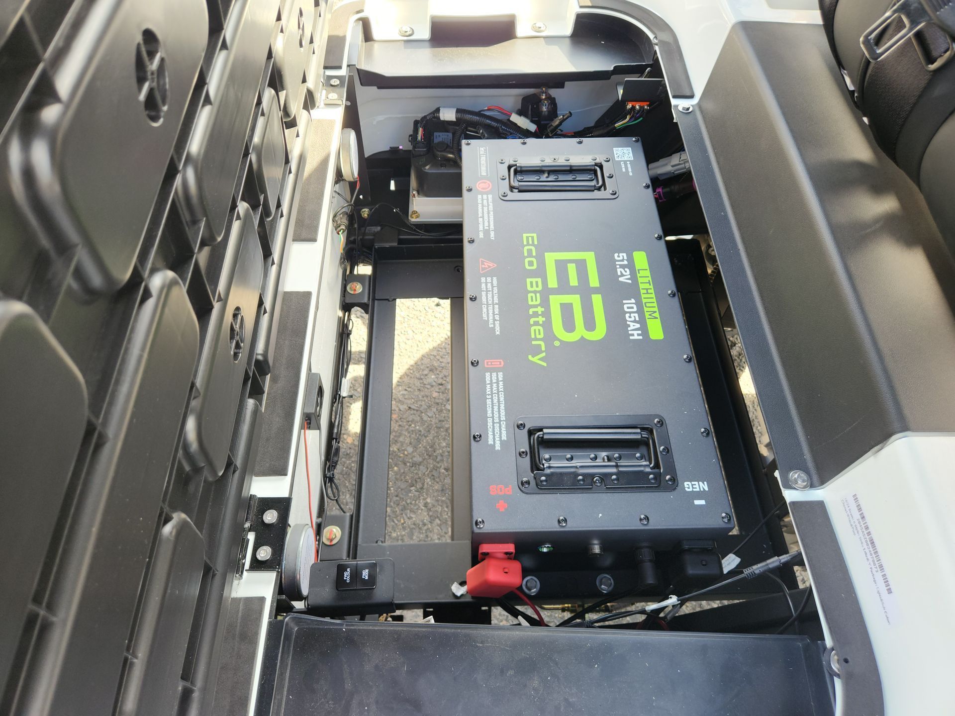 A black box with the word e2 on it