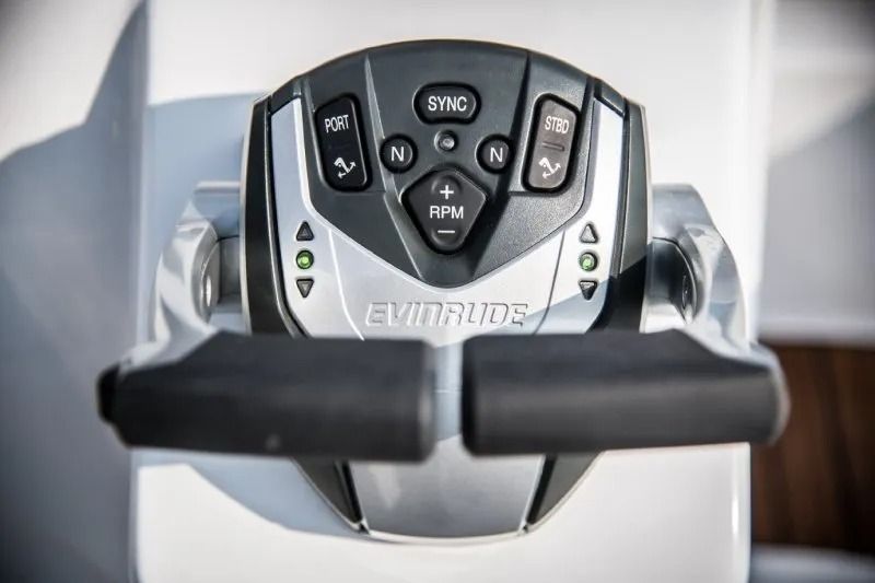 Comando dell'acceleratore per imbarcazioni con pulsanti etichettati