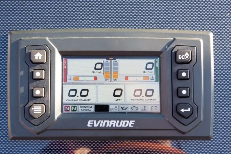 Pannello di visualizzazione del motore della barca con indicatori e pulsanti di controllo, logo EVINRUDE.