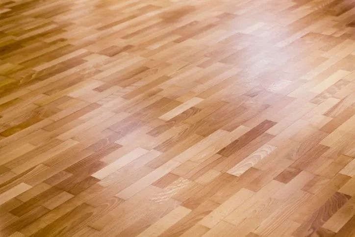 Pavimento in parquet di legno, marrone chiaro con finitura lucida.