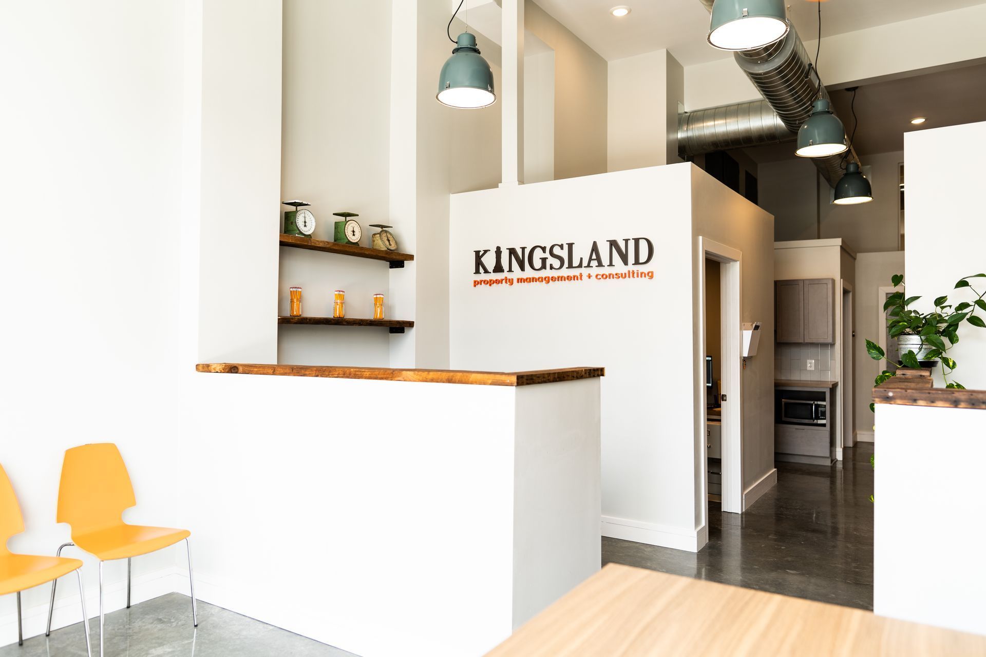 Kingsland office lobby with reception desk and chairs