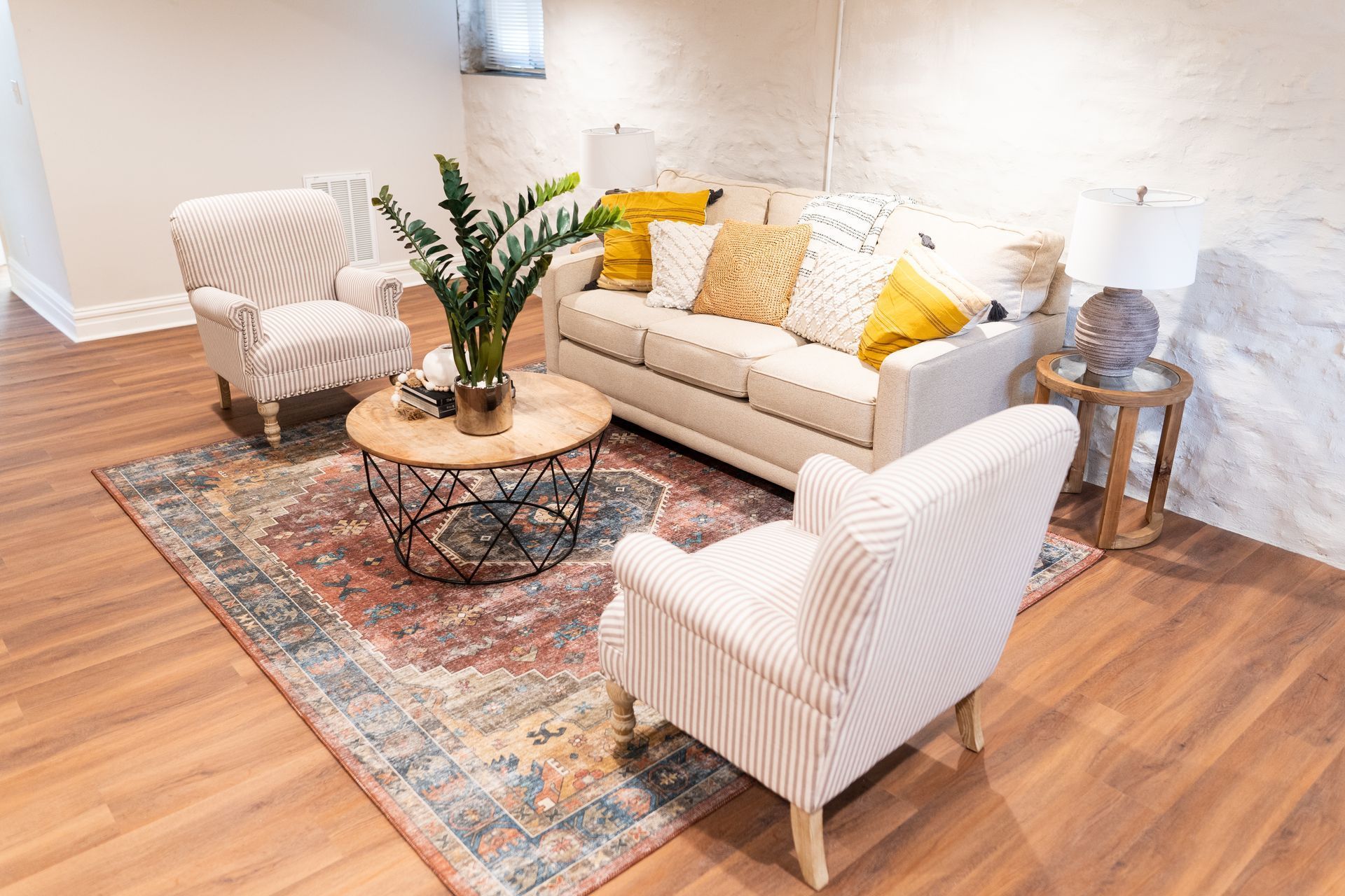 Cozy living room with armchairs and rug in Kingsland rental unit