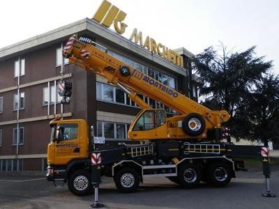 autogru con braccio che raggiunge 30m di altezza