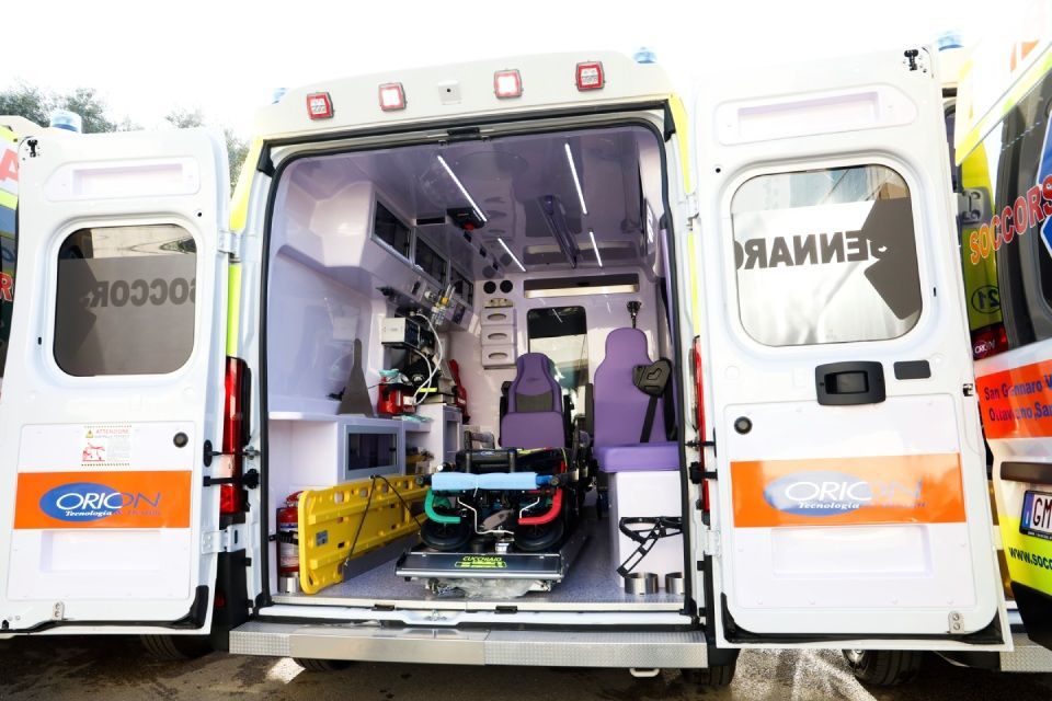 Ambulanza aperta dietro