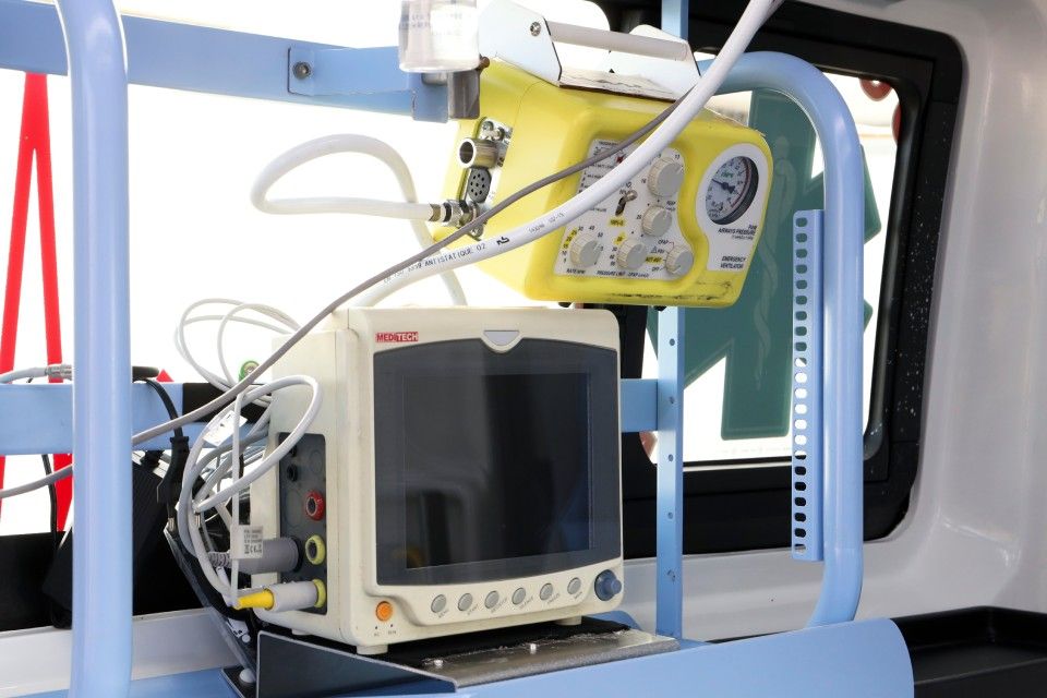 Macchinaro elettronico dentro l'ambulanza
