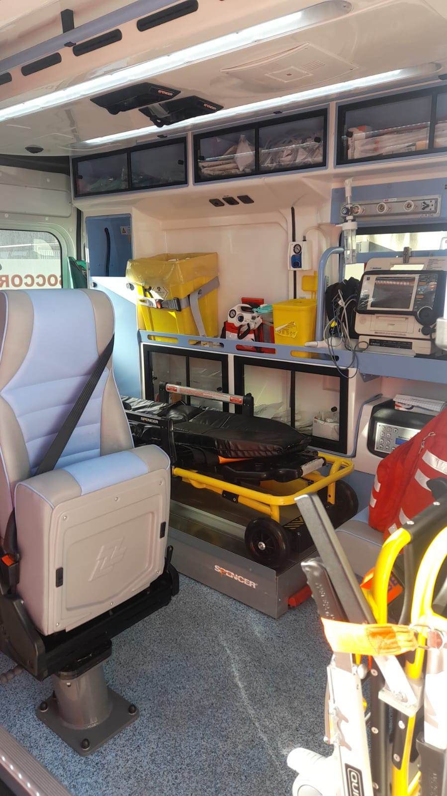 Interno ambulanza con macchinari