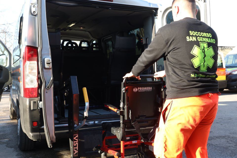 Personale spinge carrozzina dentro automedica