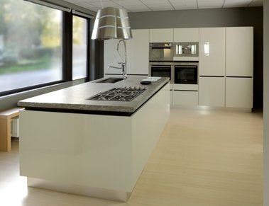 cucina con isola in stile moderno