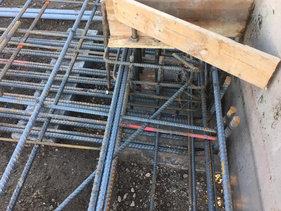 A bunch of metal bars are laying on the ground.