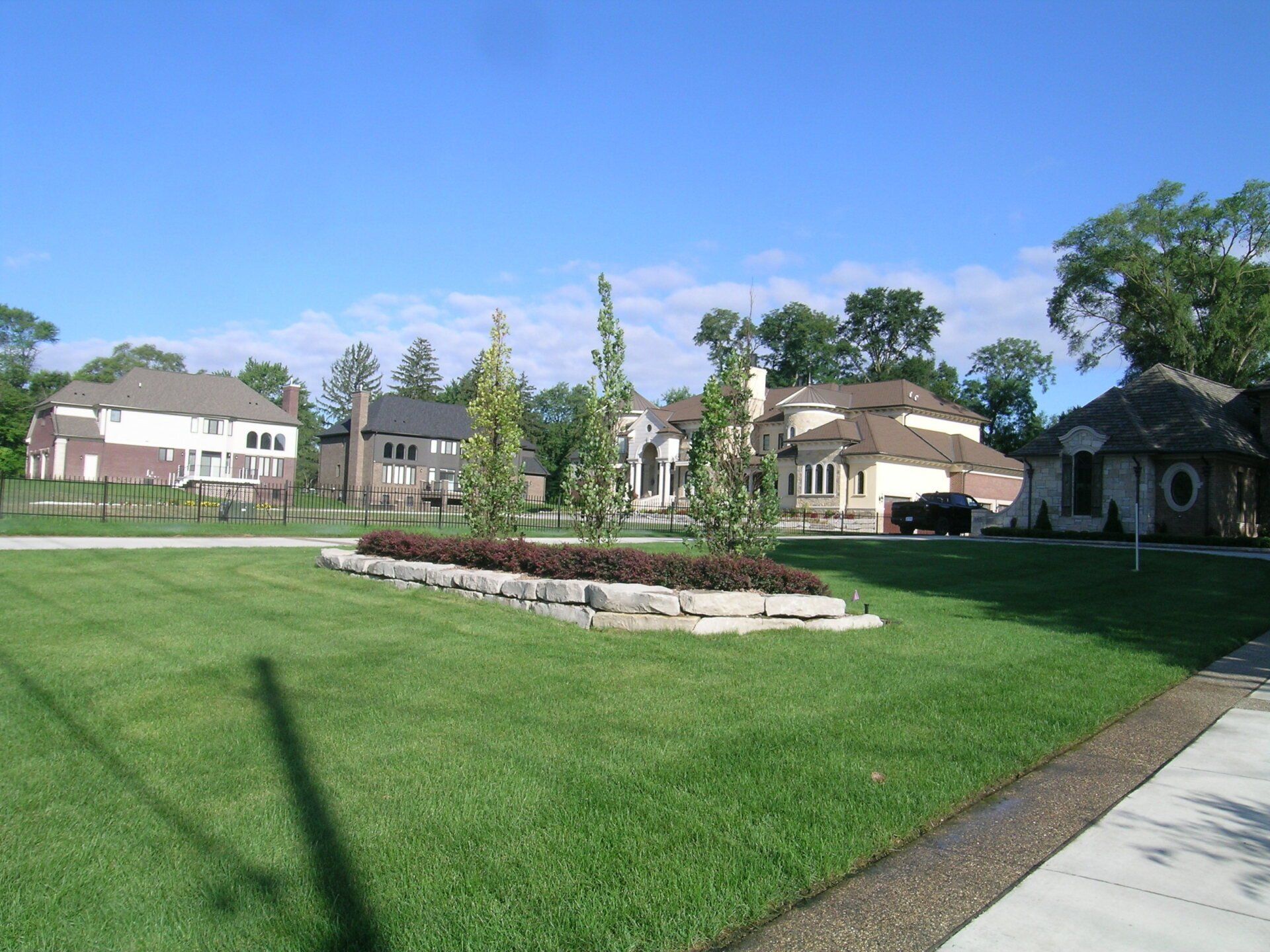 A row of houses are lined up in a residential area
