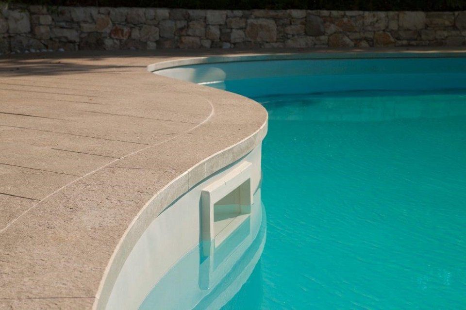 Dettagliodi piscina con bordi in pietra