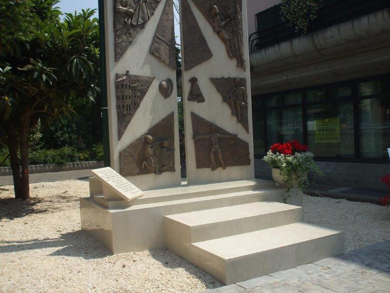 Scalinata d'ingresso e portone