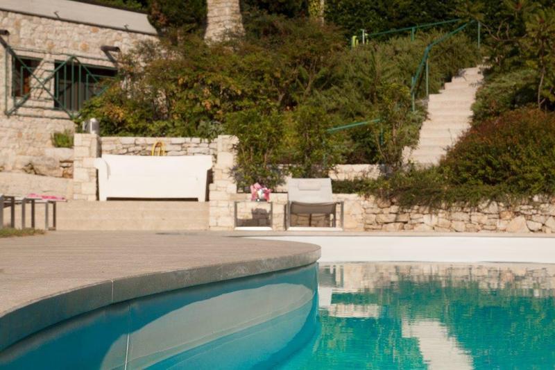 Piscina con realizzazioni esterne in marmo e pietra