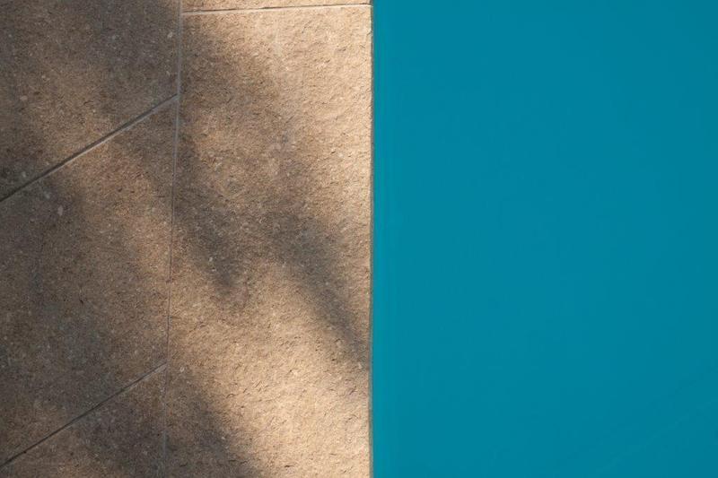 Piscina bordata di pavimentazione in pietra