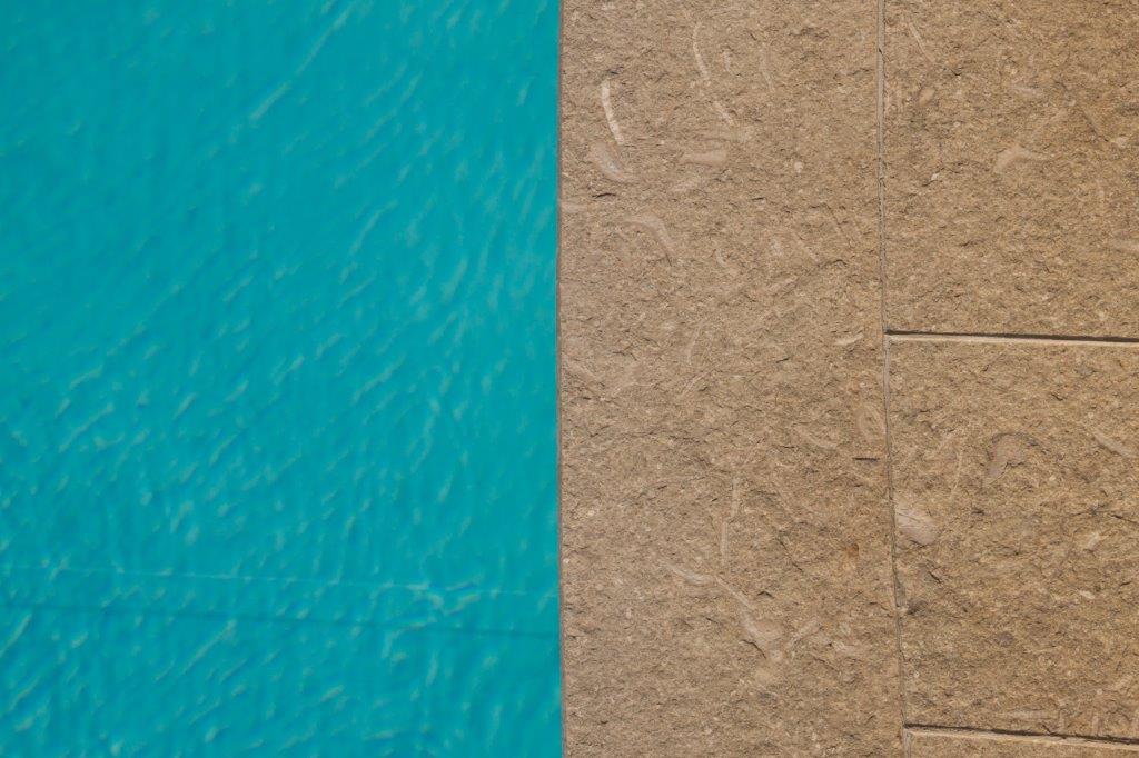 Piscina con bordo in pietra