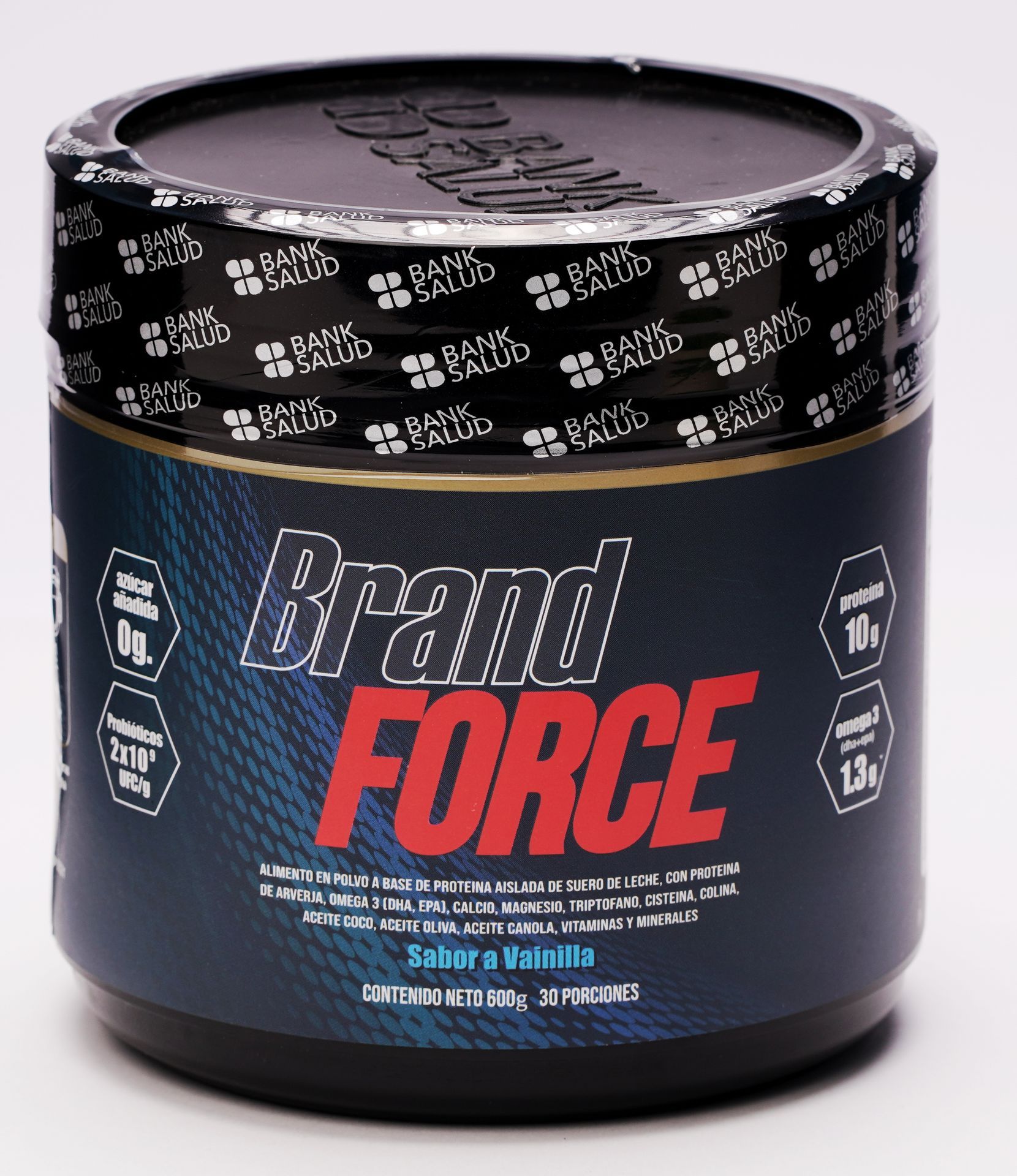 Un bote de proteína en polvo Brand Force, azul y negro, con letras rojas. Debajo está escrito 
