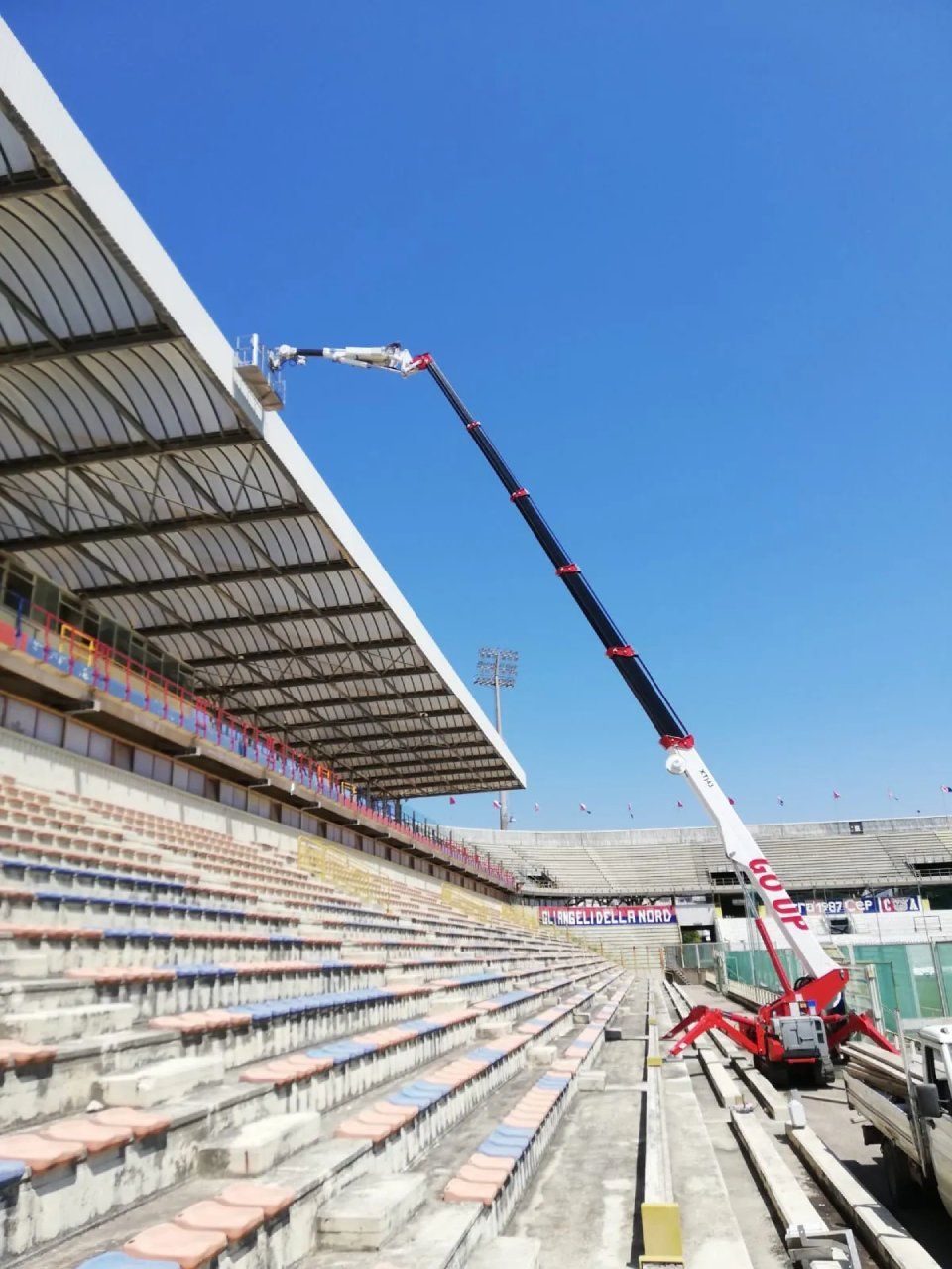 Ragni elevatori per lavoro in uno stadio