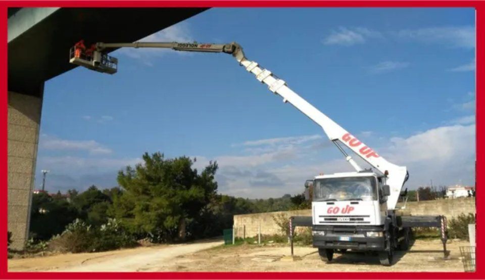 Furgone con piattaforma aerea