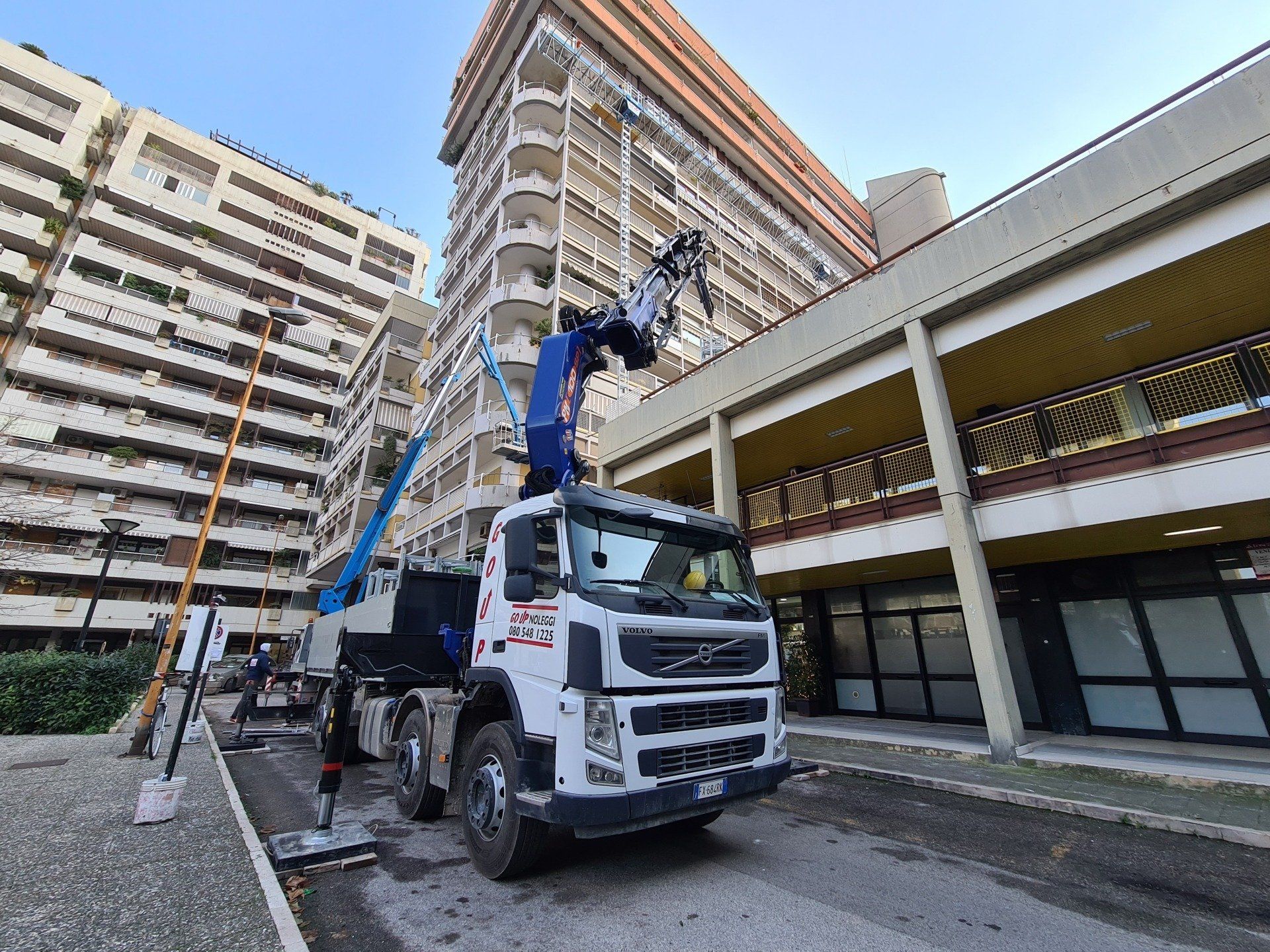 Camion con gru