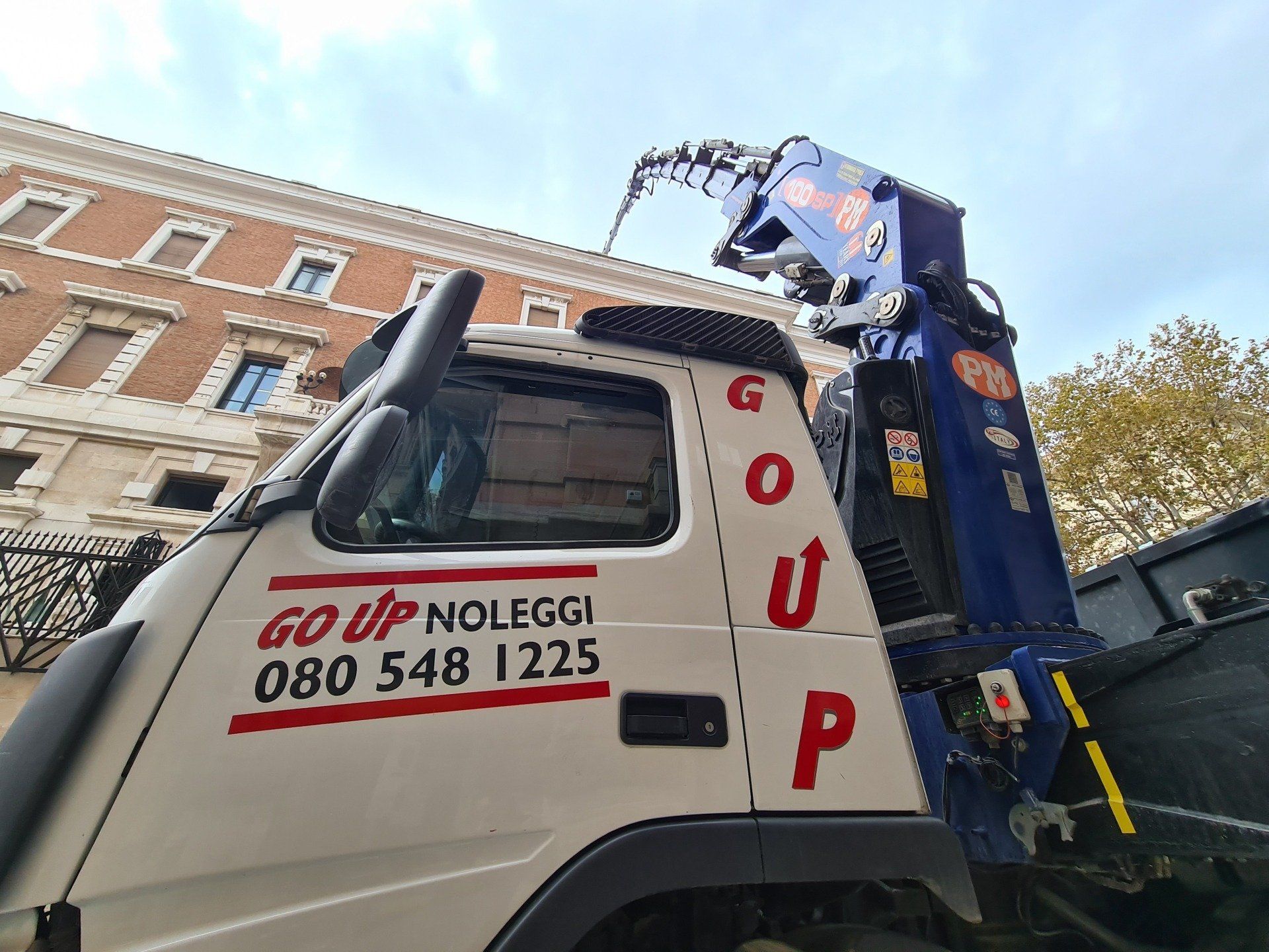 Camion con gru a Bari
