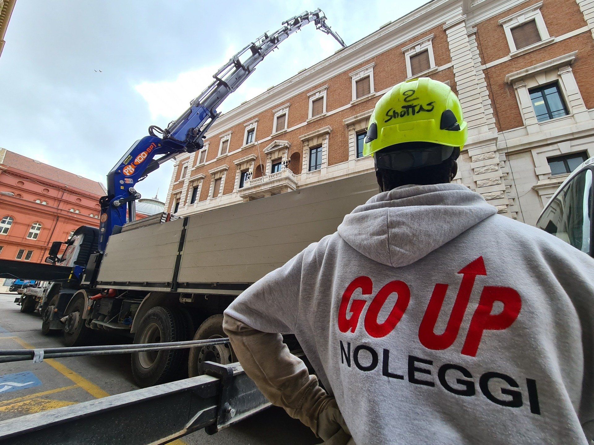 Noleggio camion con gru