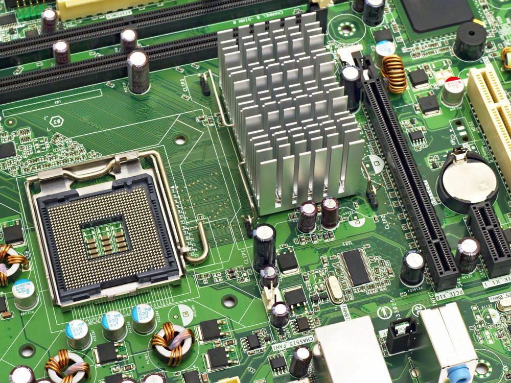 Scheda madre per computer verde con socket CPU e dissipatore di calore.