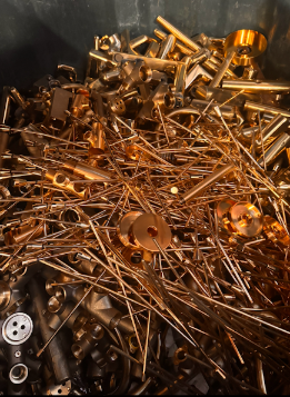 Mucchio di rottami metallici luccicanti di oro e ottone.