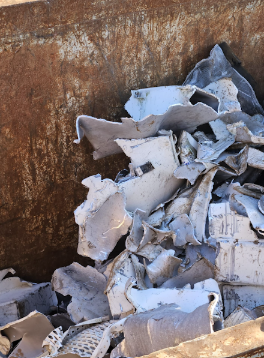 Riporre i pezzi di alluminio di scarto in un contenitore di metallo arrugginito.