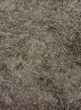 Mucchio di trucioli dall'aspetto metallico, probabilmente metallo o acciaio, che ricoprono una superficie.