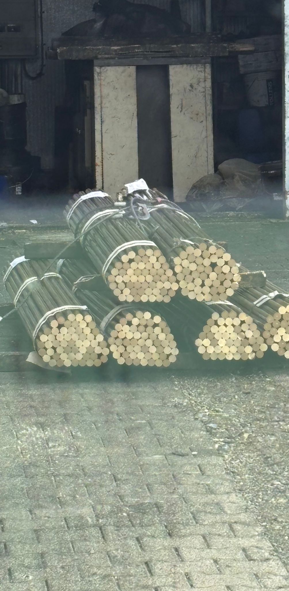 Mucchio di rottami metallici luccicanti di oro e ottone.