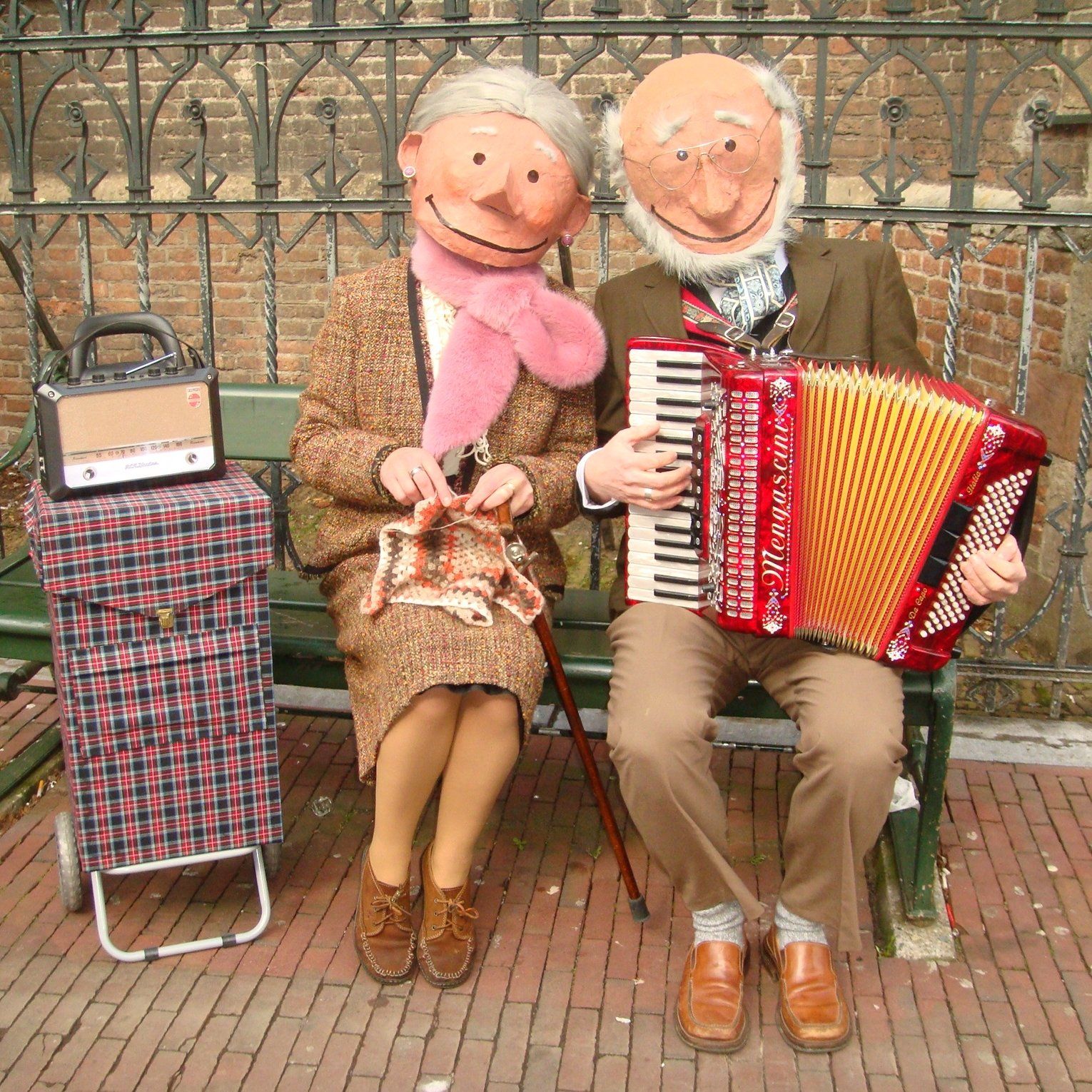 “Say Cheese” is een muzikaal duo in knalgele pakken. De instrumenten (contrabas, accordeon en “cheese drum”) hebben een geel kaasmotief. Ze spelen bekend Nederlandstalig repertoire op een moderne eigentijdse manier. Het is voor iedereen herkenbaar en toegankelijk, zowel de oude als nieuwe liedjes. De  ska/reggae groove in de begeleiding is opvallend en kenmerkend. Zij spelen in op de situatie en zijn prettig interactief met het publiek. “Say Cheese” is mobiel en semi akoestisch.