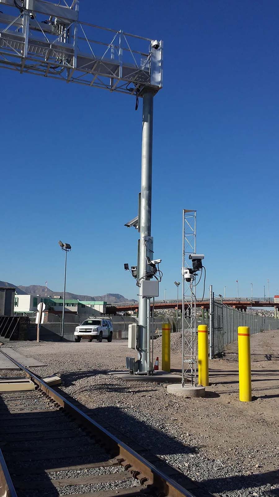 A train track with a pole in the middle of it.