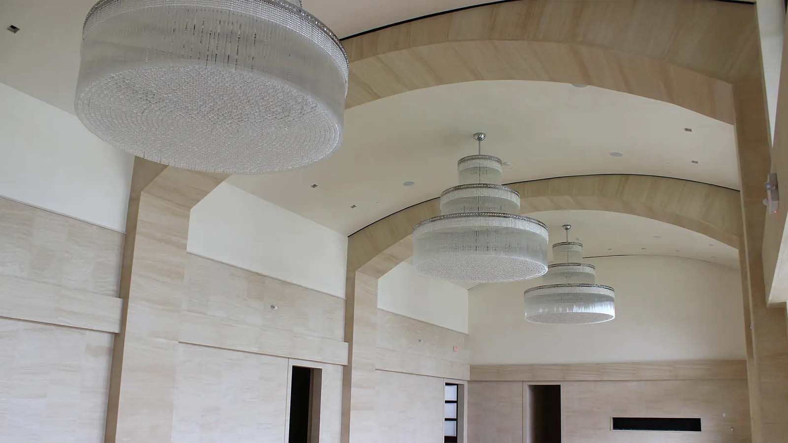 A large room with a lot of lights hanging from the ceiling.