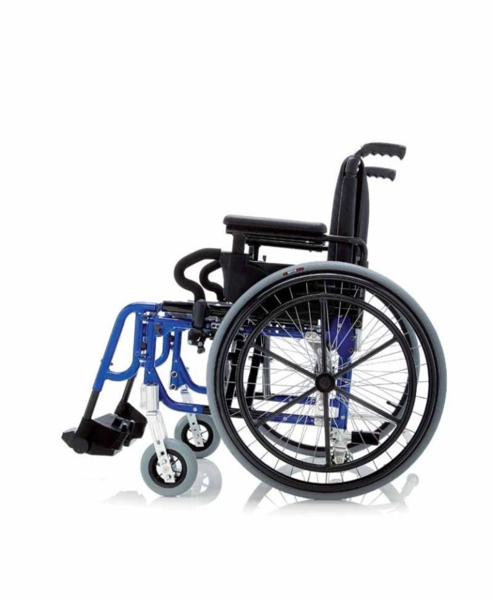 Sedia a rotelle con poggiapiedi