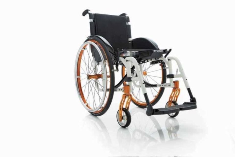 Sedia a rotelle con poggiapiedi