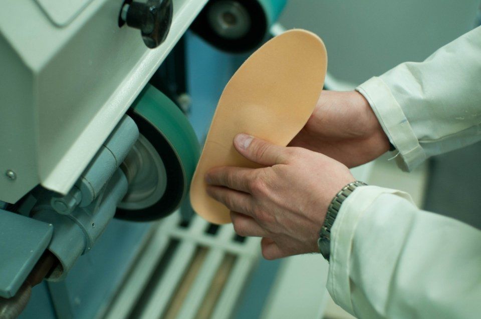 lavorazione artigianale di un plantare ortopedico