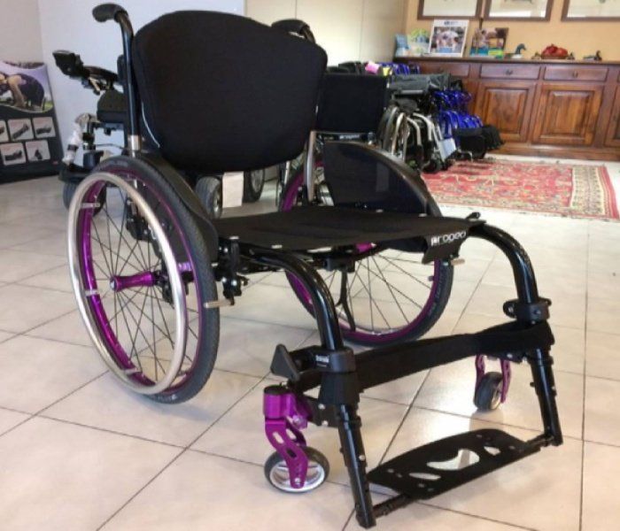 Sedia a rotelle con guida poggiapiedi