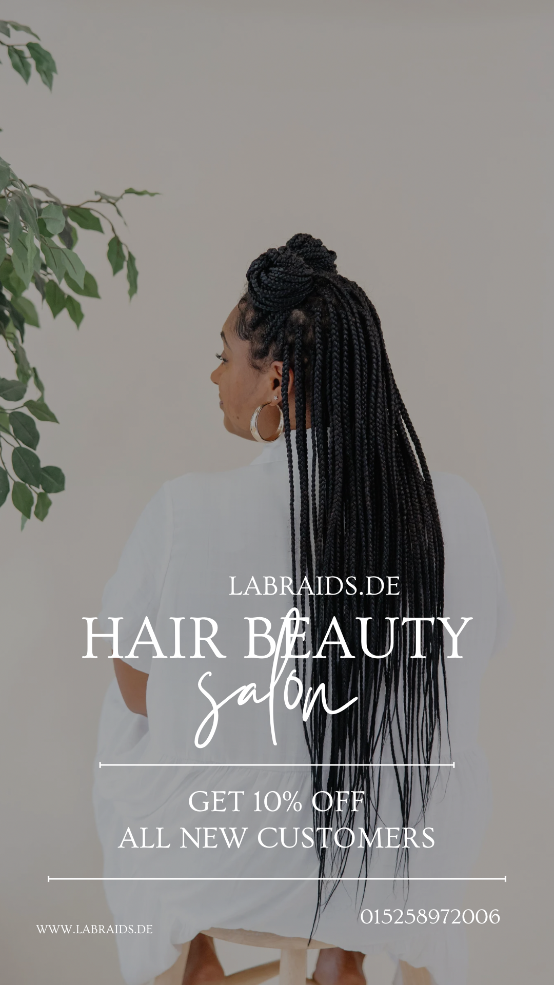 Eine Frau mit langen Zöpfen sitzt auf einem Holzstuhl vor einem Baum.