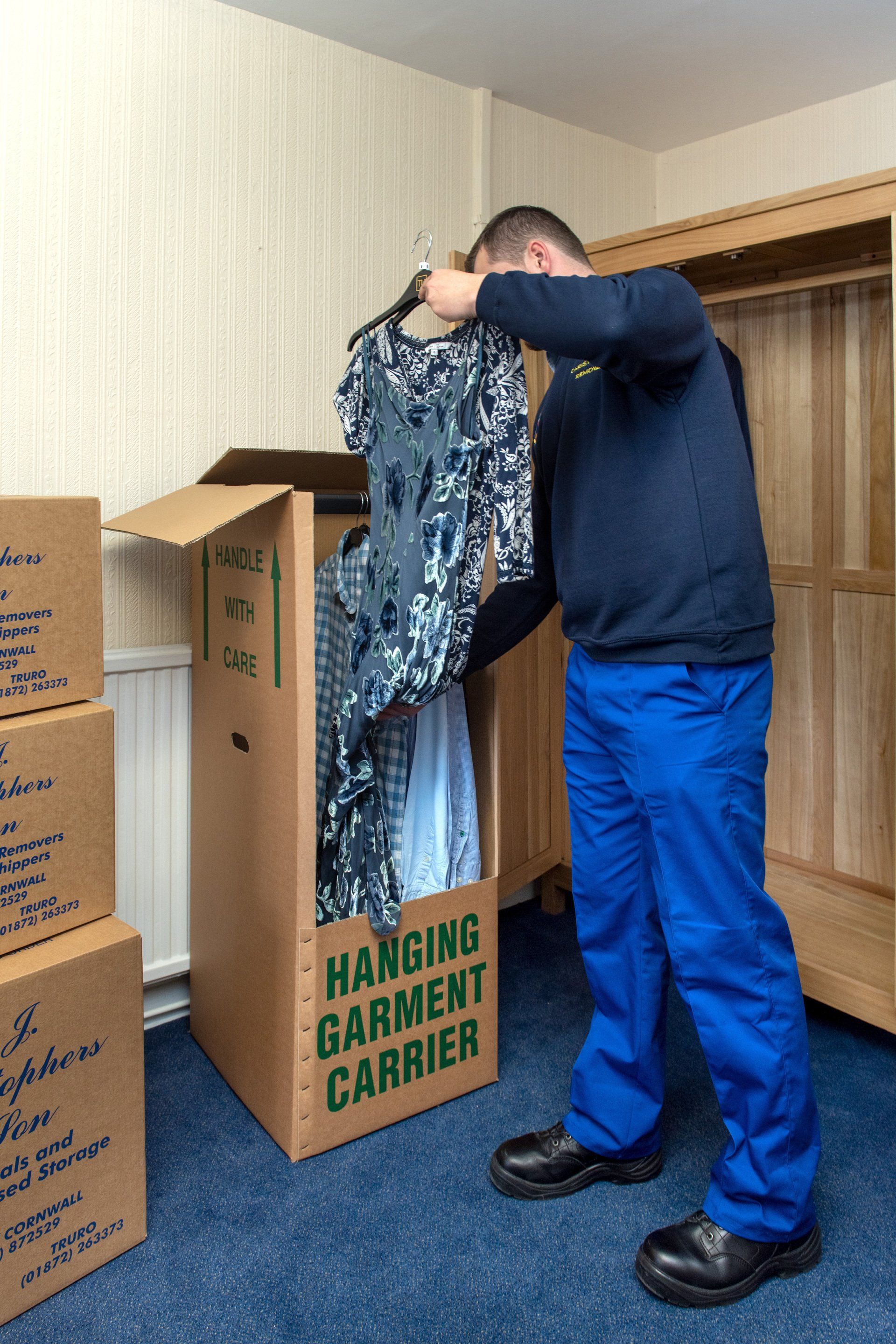 Hanging garment carrier