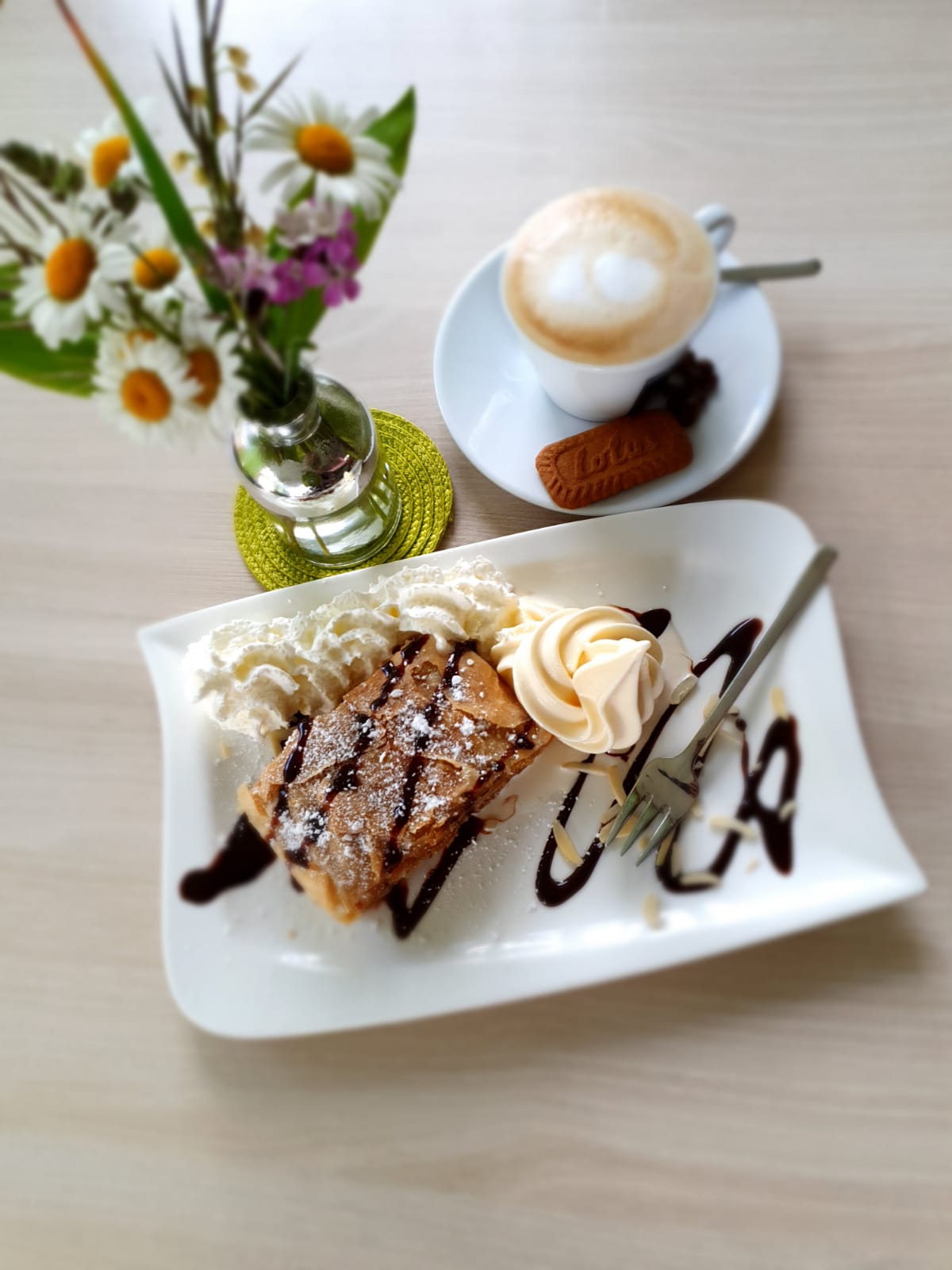Kaffee mit Dessert