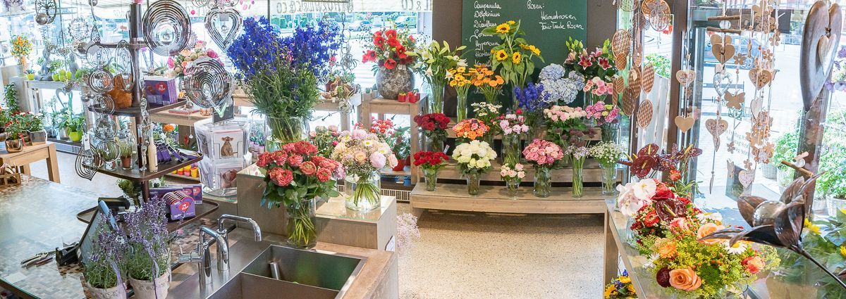 Das Innere eines Blumenladens voller Blumen.