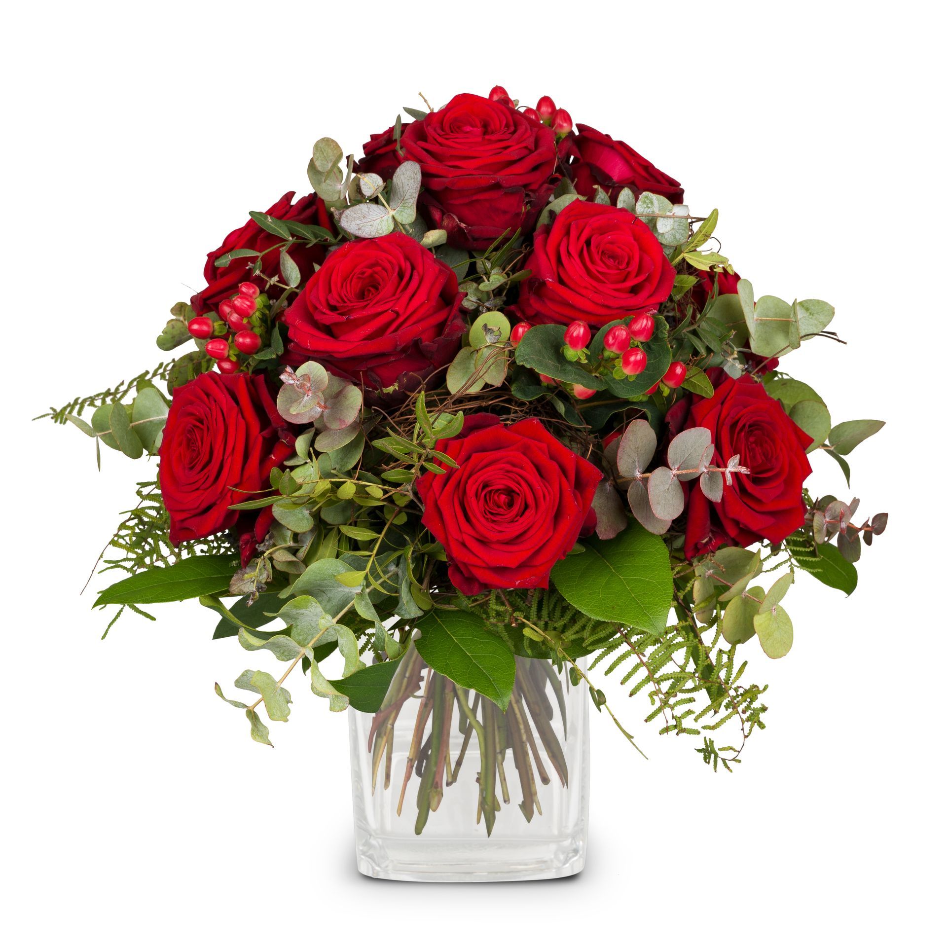 Eine Vase mit roten Rosen und Grün auf weißem Hintergrund.