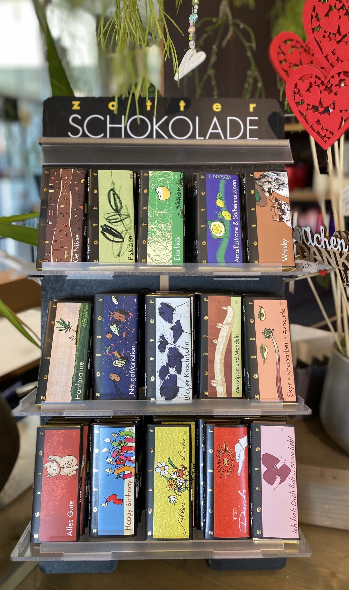 Eine Auslage mit Schokoriegeln auf einem Regal in einem Geschäft.