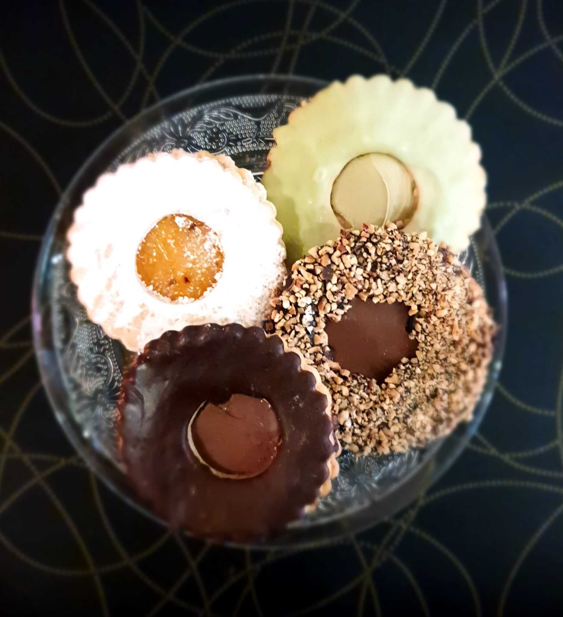 Una ciotola di vetro piena di diversi tipi di biscotti