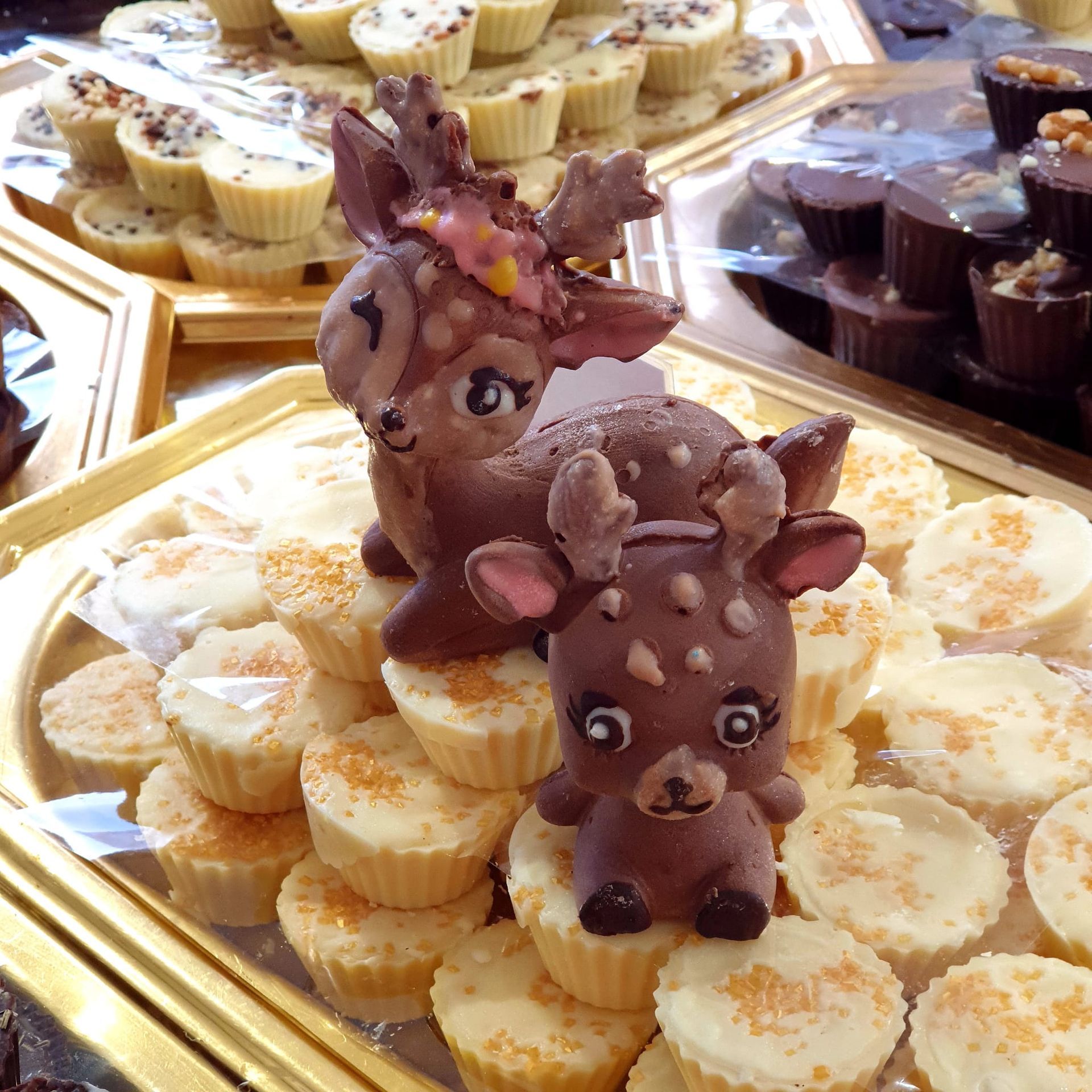 Tre cervi di cioccolato sopra praline di cioccolato