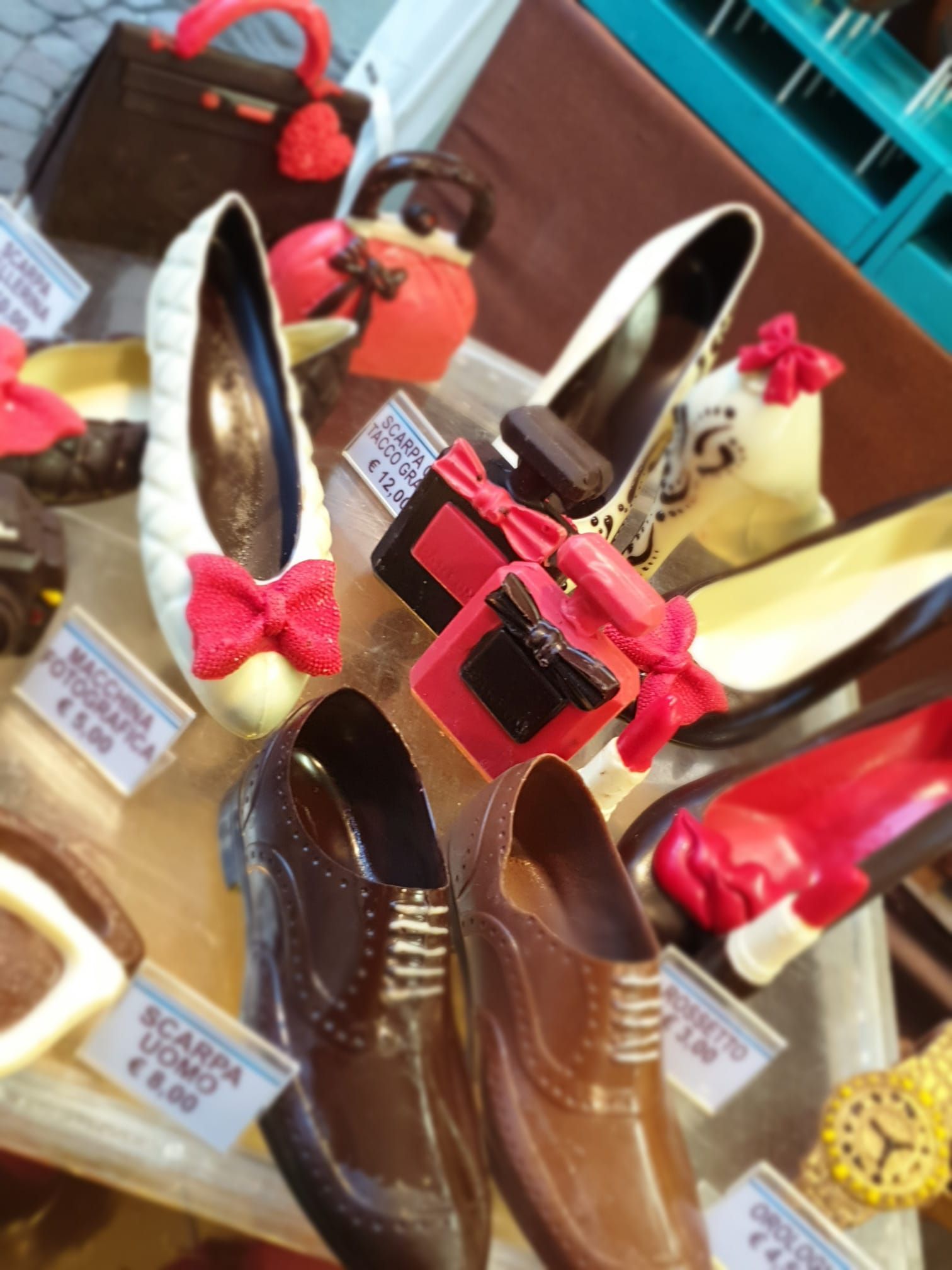 Un'esposizione di scarpe e borsette di cioccolato