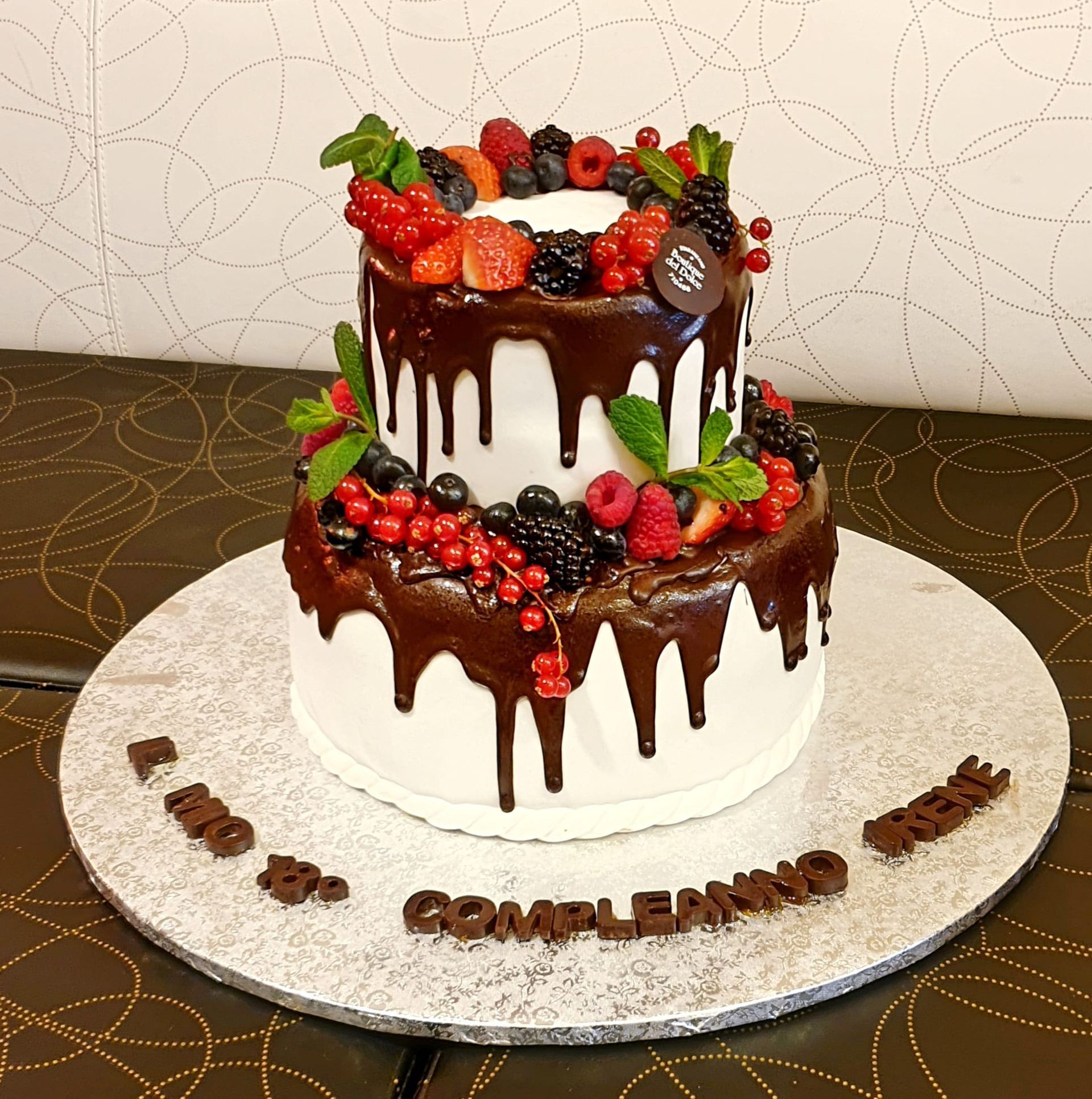 Una torta monumentatale con al cioccolato e frutti di bosco 